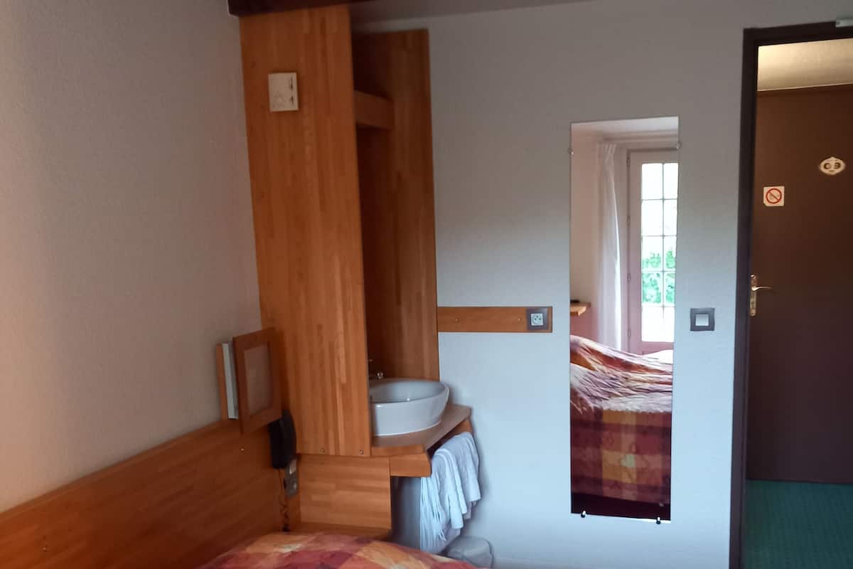 Desk, laptop workspace, free WiFi