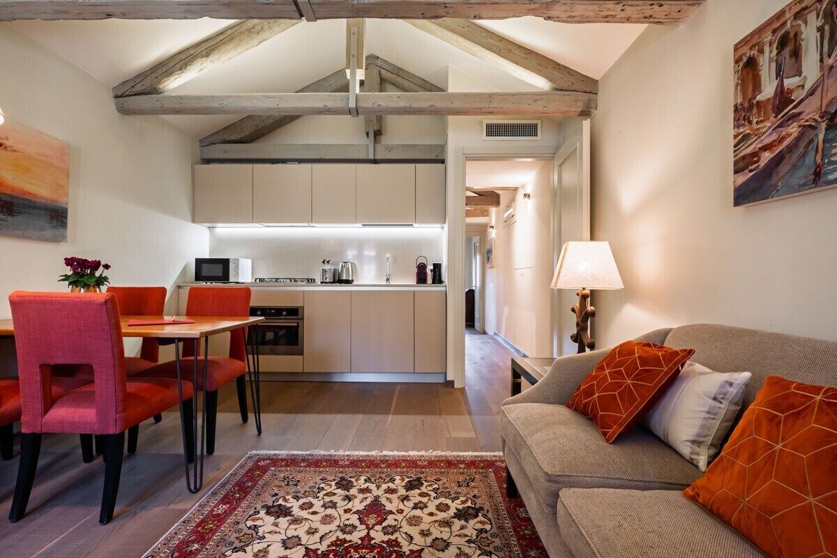 Un interior moderno con comedor, cocina y sala de estar.