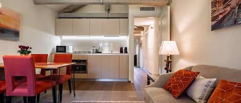 Un interior moderno con comedor, cocina y sala de estar.