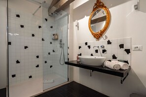 Shower, bidet, towels, shampoo -  Ca' Barbarina 2 - Exclusive Apartment, 1 Bedroom, Canal View (Venezia)