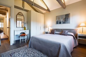 1 bedroom, desk, iron/ironing board, travel cot -  Ca' Barbarina 2 - Exclusive Apartment, 1 Bedroom, Canal View (Venezia)