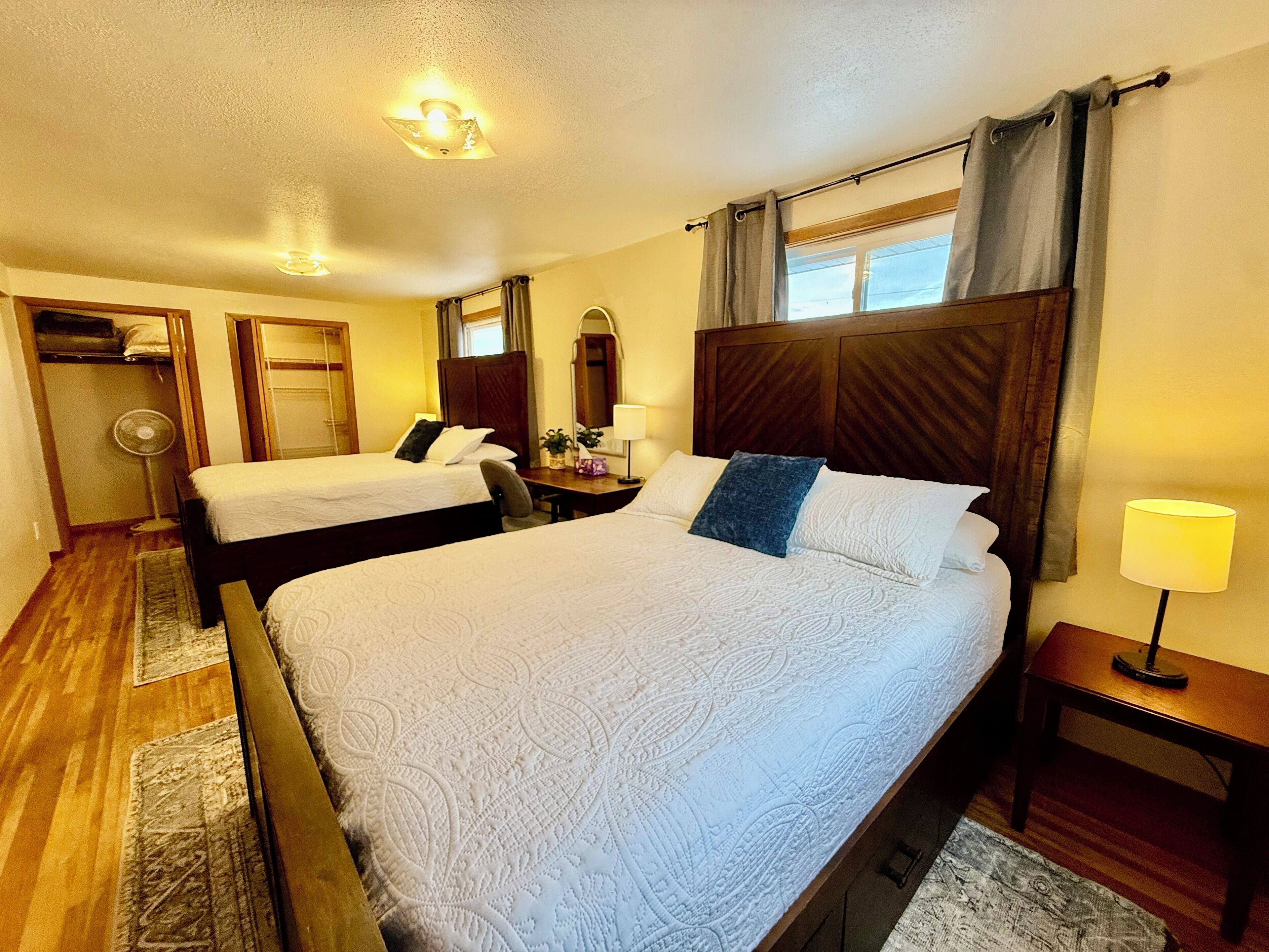 4 dormitorios, tabla de planchar con plancha, cuna de viaje