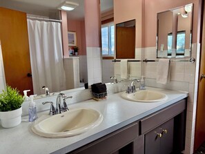 Secador de pelo, toallas, jabón y champú