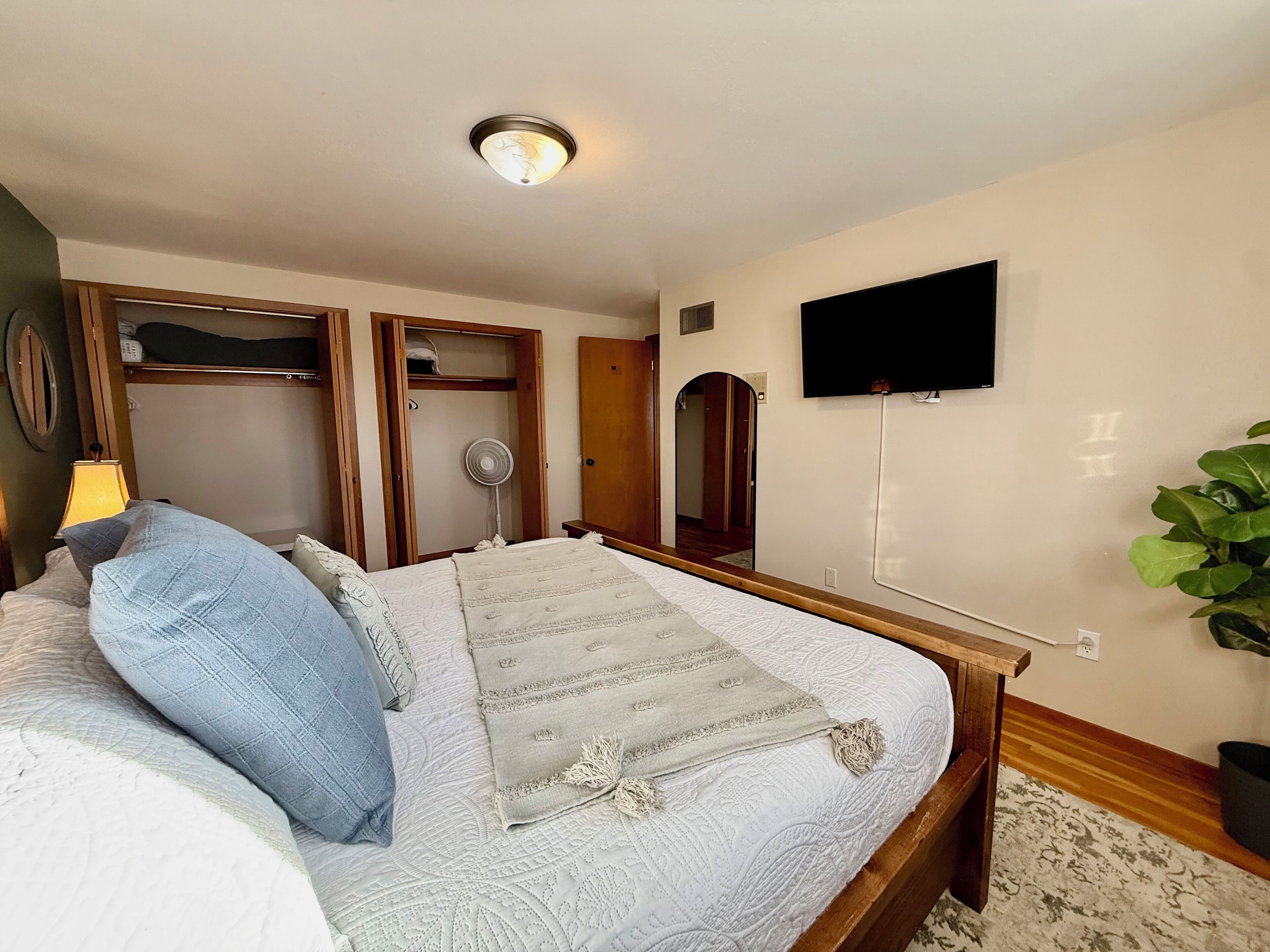 4 dormitorios, tabla de planchar con plancha, cuna de viaje