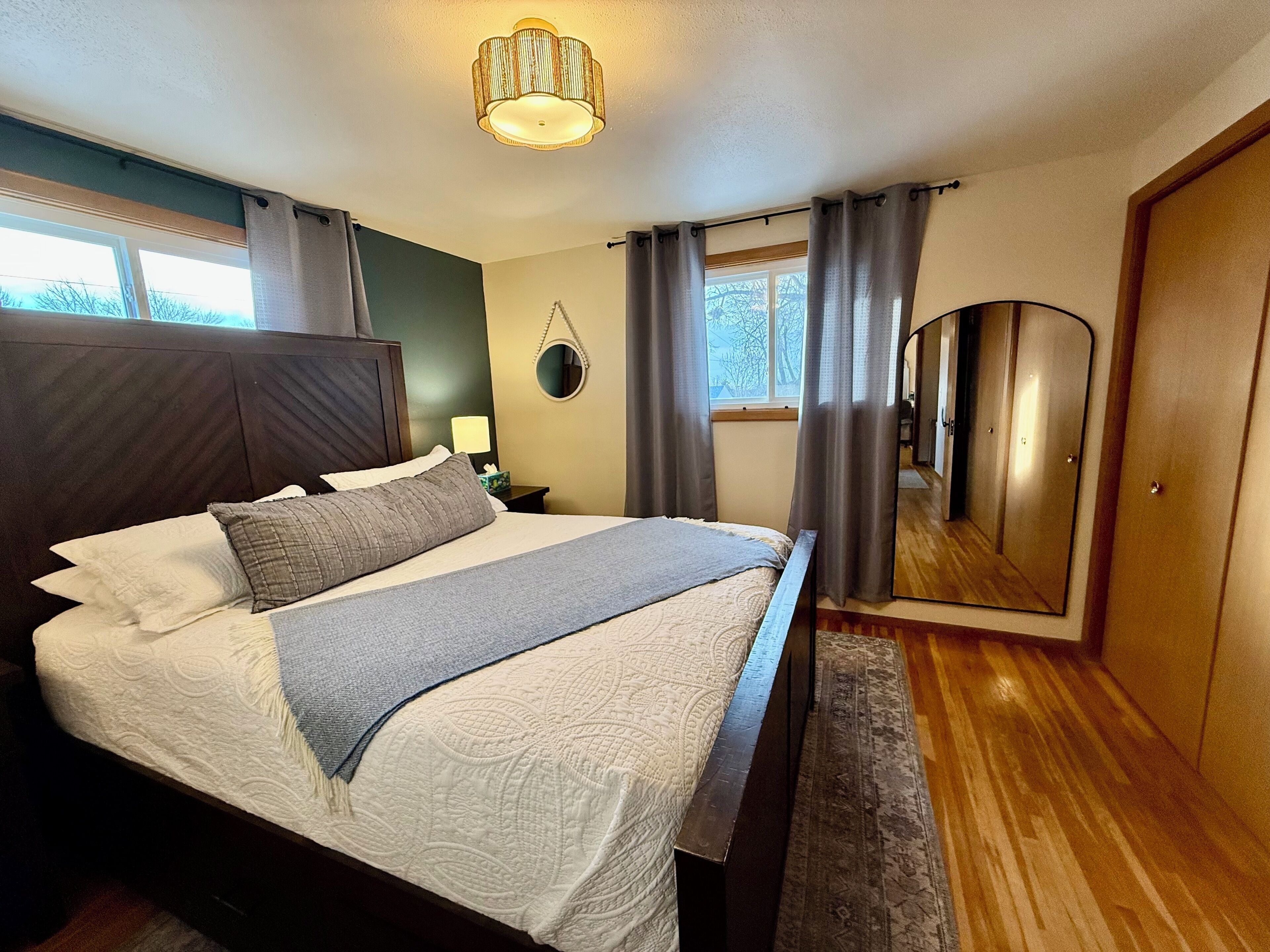 4 slaapkamers, een strijkplank/strijkijzer, reisbedje, gratis wifi