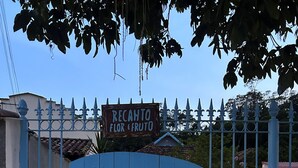 A blue gate with a sign that reads "Recanto Flor e Fruto." - Flor e Fruto Retreat - Little Flower House (Rio de Janeiro)