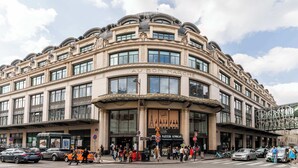 Ein großes, historisches Gebäude mit einer geschwungenen Fassade und zahlreichen Fenstern.