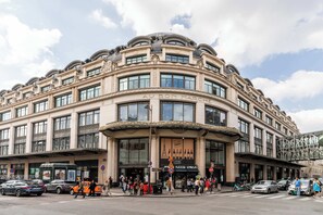 Ein großes, historisches Gebäude mit einer geschwungenen Fassade und zahlreichen Fenstern.