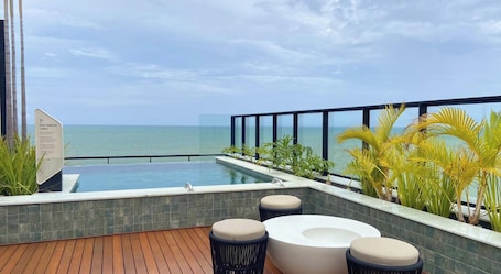 Una piscina al aire libre. Ocean Art Park