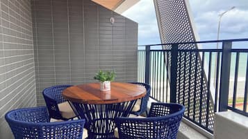 Basic Apartment | Outdoor dining