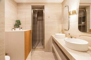 Shower, hair dryer, shampoo - Sublime appartement 2CHM / 2SDB - Saint Germain (Paris)