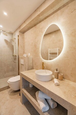 Shower, hair dryer, shampoo - Sublime appartement 2CHM / 2SDB - Saint Germain (Paris)