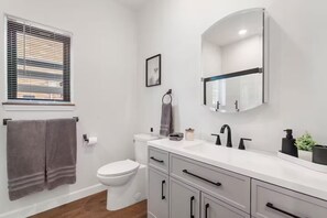 Hair dryer, towels, soap, toilet paper - Happy Trails Duplex (Springfield)