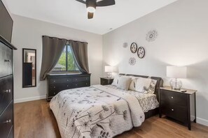 Iron/ironing board, WiFi, bed sheets - Happy Trails Duplex (Springfield)