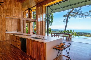 Fridge, microwave, oven, stovetop - The Zen, Award-Winning Sanctuary in Uvita with 4 beds (Uvita)