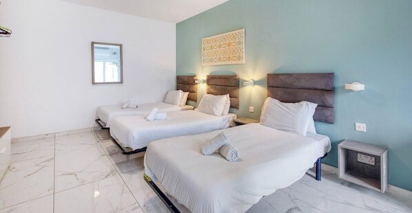 Desk, iron/ironing board, travel cot, WiFi - Swieqi, Central 3BR Home w/Fast WIFI & Comfort (Swieqi)