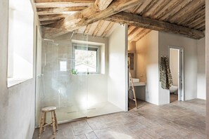 Shower, jetted bath, hair dryer, bidet - Enchanting Luxury Villa with a view of Todi (Monte Castello di Vibio)