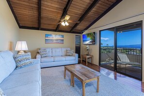 Smart TV, books - Wailea Ekolu 408 Spacious Second-Floor Retreat with Panoramic Ocean Views (Kihei)