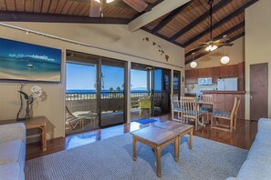Smart TV, books - Wailea Ekolu 408 Spacious Second-Floor Retreat with Panoramic Ocean Views (Kihei)