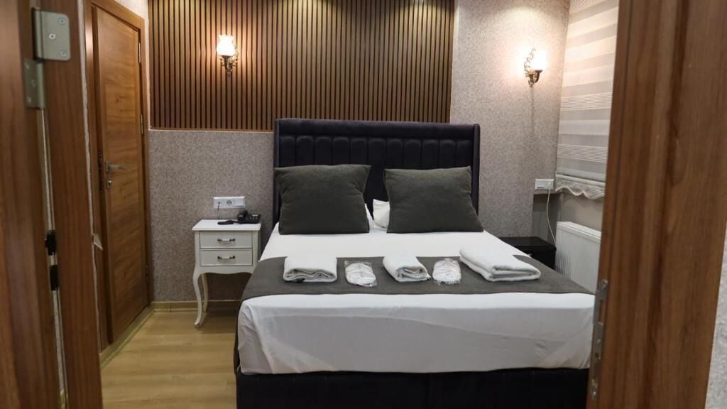 Standard Double Room | Laptop workspace, free WiFi