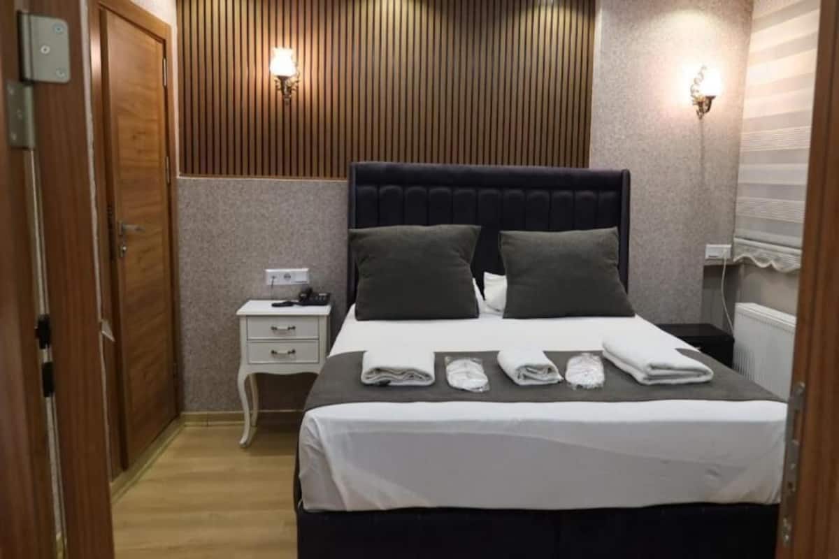 Standard Double Room | Laptop workspace, free WiFi