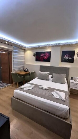 Standard Double Room | Laptop workspace, free WiFi