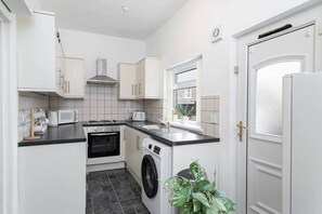 Réfrigérateur, four à micro-ondes, un four, surface de cuisson