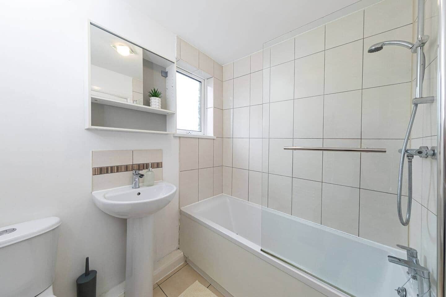 Ein modernes Badezimmer mit Badewanne, Waschbecken und Dusche.