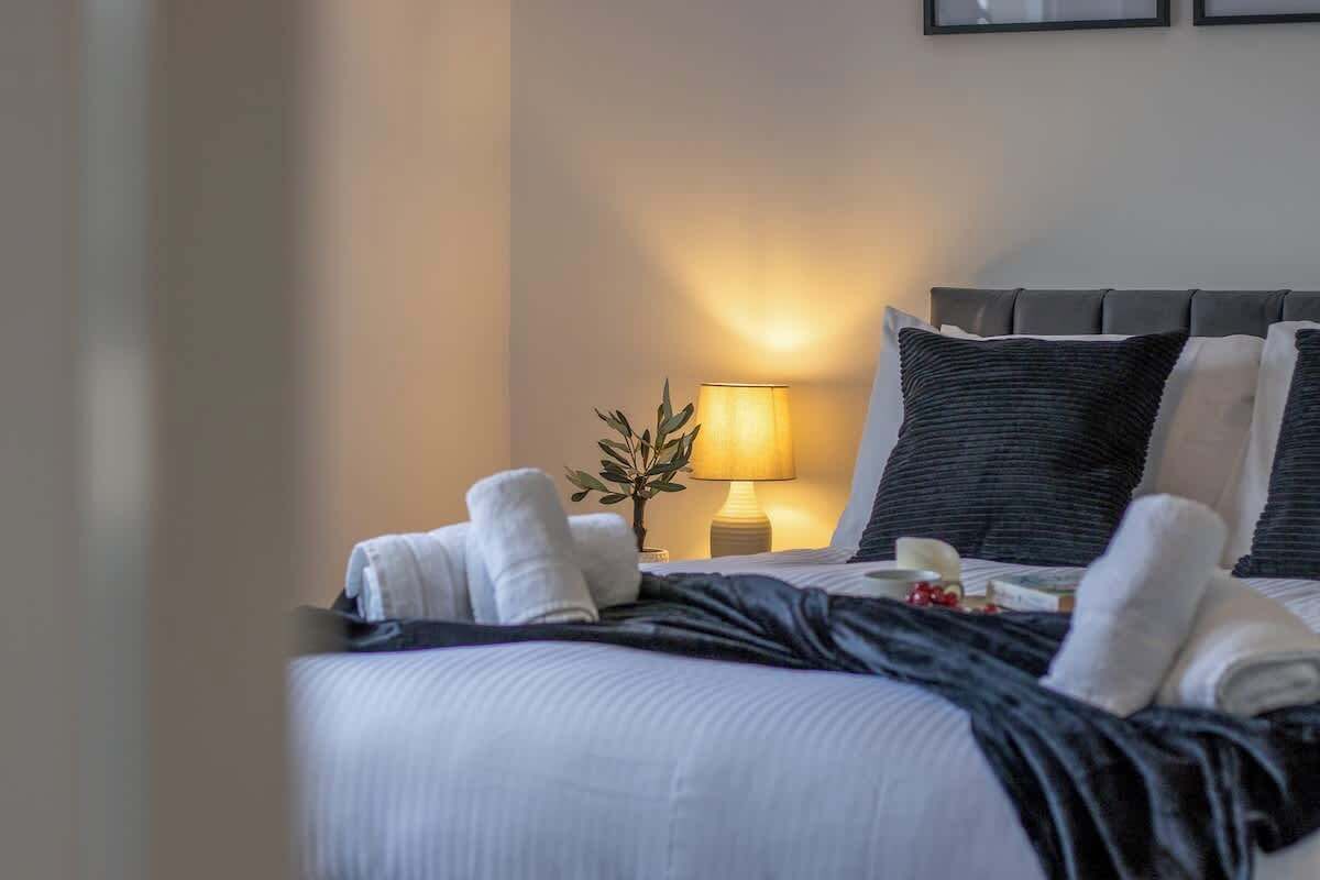 Iron/ironing board, free WiFi, bed sheets