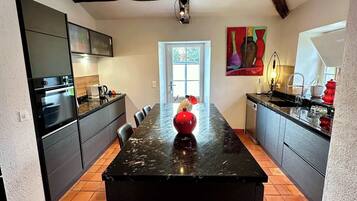 Een koelkast, een microgolfoven, een oven, een kookplaat