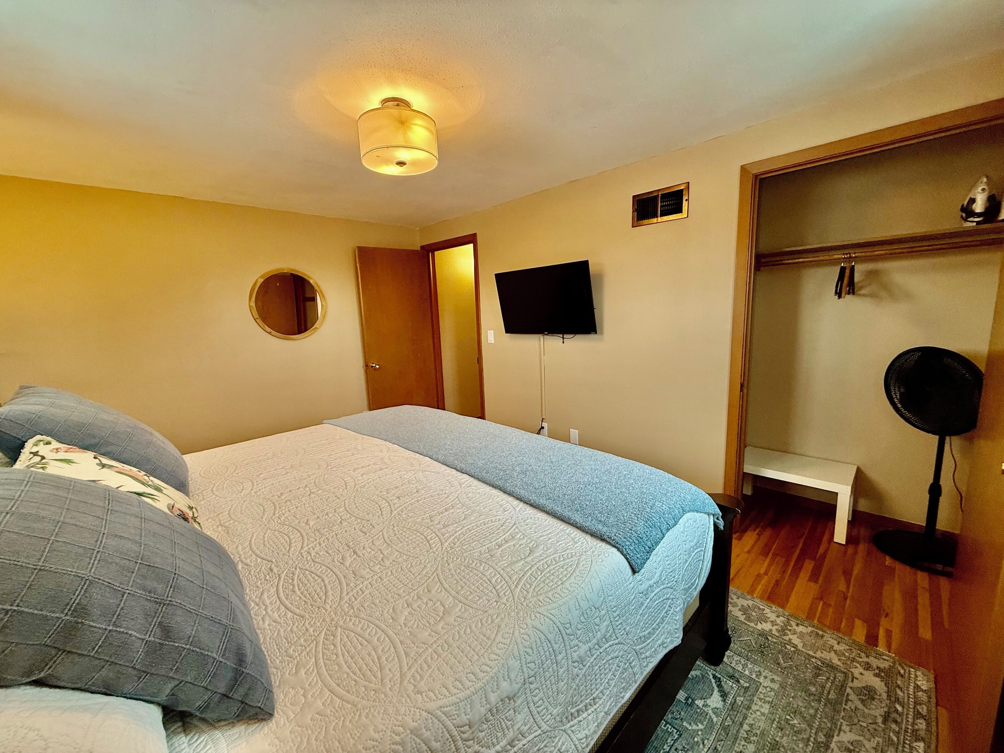 2 slaapkamers, een strijkplank/strijkijzer, gratis wifi, beddengoed