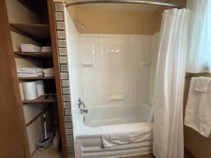 Hårføner, håndklær, såpe og toalettpapir