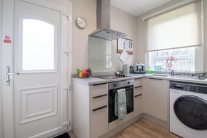 Fridge, microwave, oven, stovetop - Sleeps 5 with walk in Shower, Rutherglen - Glasgow (Rutherglen)