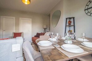 Dining - Sleeps 5 with walk in Shower, Rutherglen - Glasgow (Rutherglen)