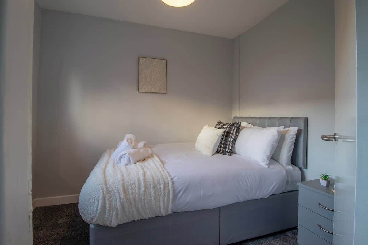 3 bedrooms, iron/ironing board, free WiFi, bed sheets