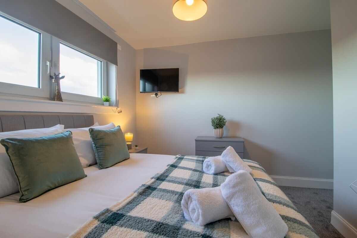 3 bedrooms, iron/ironing board, free WiFi, bed sheets