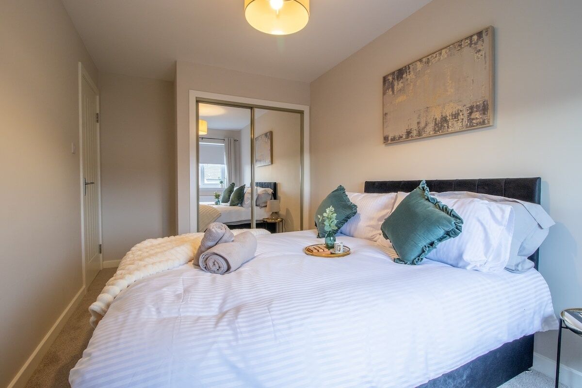 3 bedrooms, iron/ironing board, internet, bed sheets