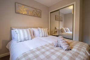 3 quartos, ferros/tábuas de passar roupa, acesso à internet