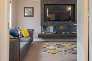 TV - Catriona House - 3 Bedroom house in Motherwell (Holytown)