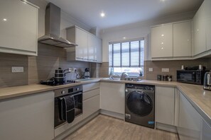 Fridge, microwave, oven, stovetop - Catriona House - 3 Bedroom house in Motherwell (Holytown)