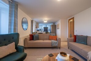 TV - Lynwood - 4 Bedroom House with Views of Loch Gilp (Ardrishaig)