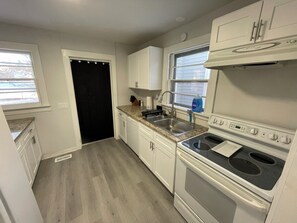 Private kitchen - 12 Minutes from MSU, 3 Bedroom House with Laundry (Lansing)