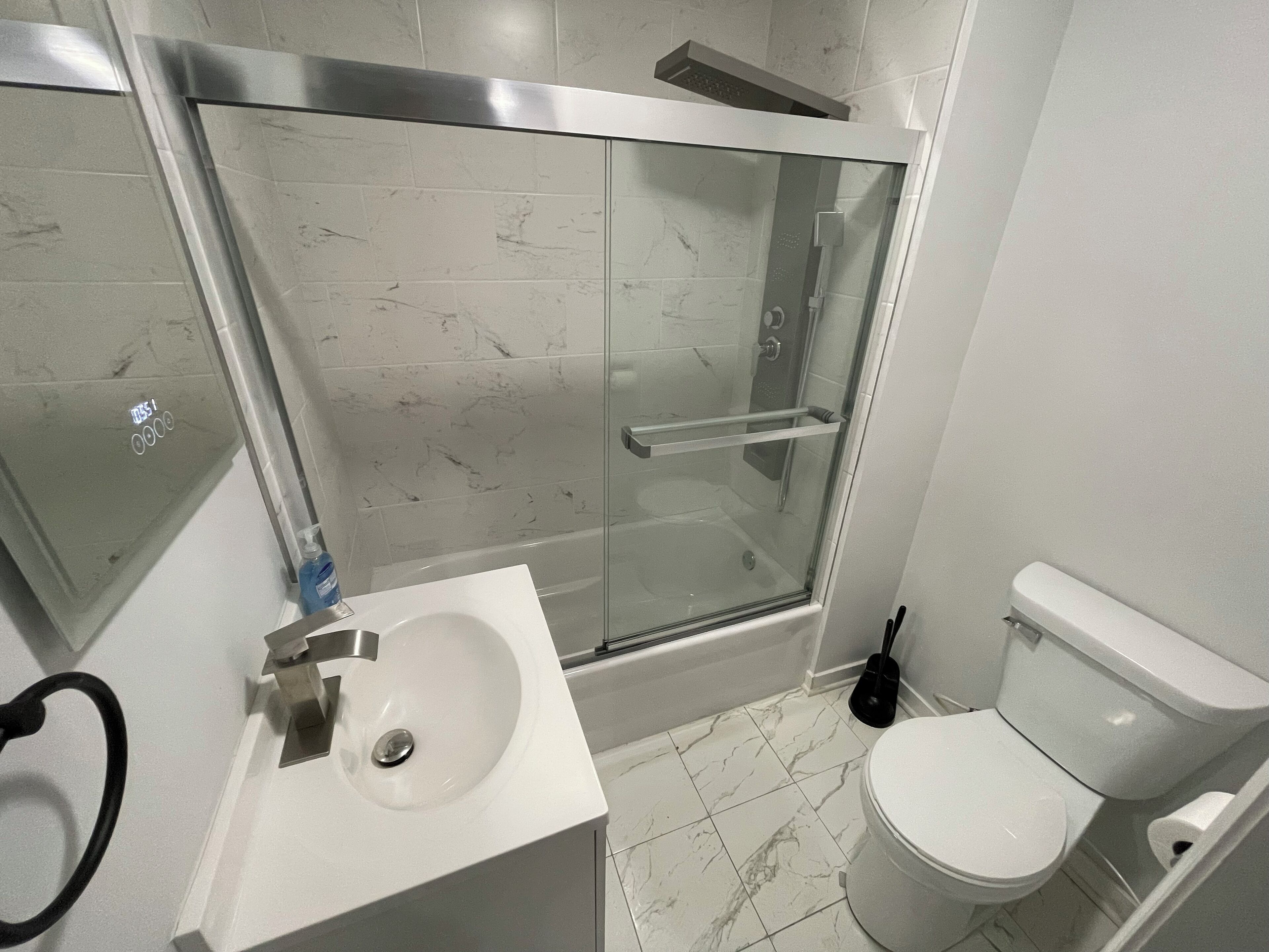 Jetted bath, towels, toilet paper