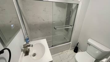 Jetted bath, towels, toilet paper