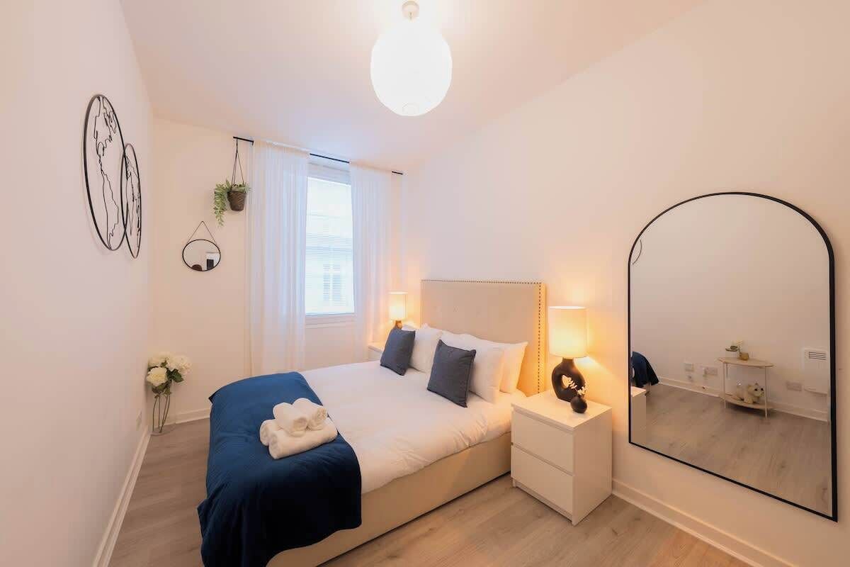 1 habitación, tabla de planchar con plancha, wifi gratis y ropa de cama 
