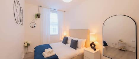 1 habitación, tabla de planchar con plancha, wifi gratis y ropa de cama