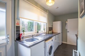 Fridge, microwave, oven, stovetop - Culzean House - 2 Bedrooms in Coatbridge (Coatbridge)