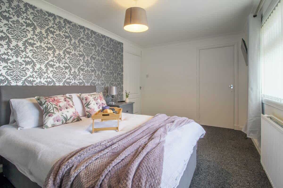 Iron/ironing board, free WiFi, bed sheets
