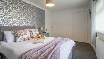 Iron/ironing board, free WiFi, bed sheets