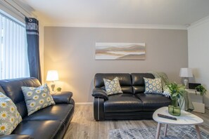 TV - Culzean House - 2 Bedrooms in Coatbridge (Coatbridge)